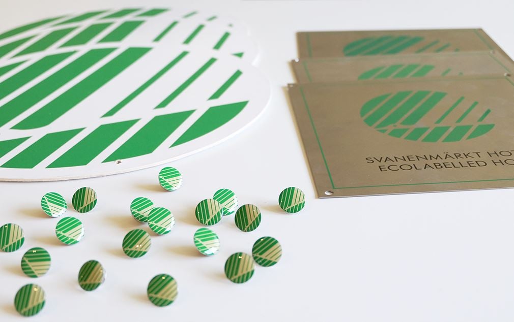 Fasadskyltar, flaggor och pins